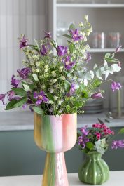 1 Bukett i Tutti vase og Flora vase