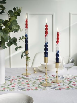 106009762 Jubel festremse 30x200 hvit 106007609 106007610 Lexie lysestake 106009122 Twisty snurrelys 2pk 17 mai 105015971 105015972 105015973 Linje duk hvit stort