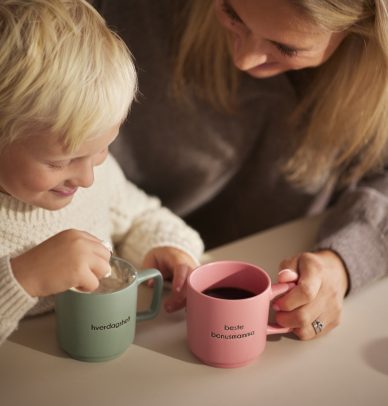 106012554 Kopp Hverdagshelt 290 ml grønn 106012556 Kopp Bonusmamma 290 ml rosa