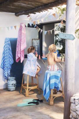 106015168 Sjøsanden strandhåndkle 100x180 blåpetrol 106015127 Malibu strandhåndkle rosa 106015617 Delfina poncho 2 5 år 106015270 Mandal strandhåndkle 100x180 blåpetrolaqua modell stort