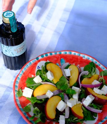 Salat med nektaring og feta og sommerolje