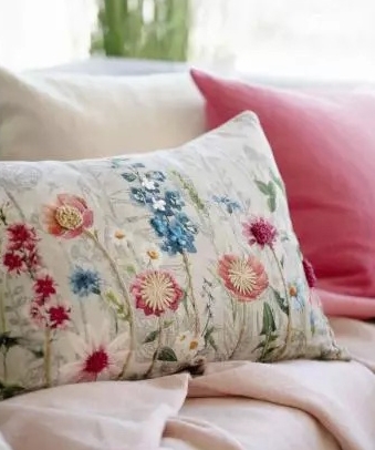 sofa-pute-blomstereng-puter-rosa-pledd-interiør-kremmerhuset_DSC8687_kopi.jpg